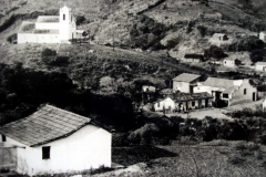 Arraial 1953 – Em primeiro plano a casa de Seu Avelino, a Antiga Igreja Sagrado Coração de Jesus, e na praça Independencia abaixo da Igreja a antiga fábrica de gelo Schimidt.