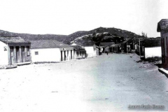 Av. Getúlio Vargas – (Farmácia) – A casa em primeiro plano era a farmácia do Cabo de Seu Alfredo, atual loja conveniência Império.