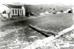 Atual Avenida Getúlio Vargas, preparação do pau de canoa - Casa de Augusto de Pulcina, entre os coqueiros ao fundos casa onde é o Detran.
