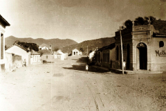 Rua Dom Pedro II– Rua Dom Pedro Segundo, na esquina vê-se o armazem do Seu Nhozinho, atualmente é uma famácia.
