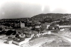 Casa de Piedra de Raimundo Antônio de Castro Maia, e ao lado a tranqueira de Nelson Barreto onde se colocava a rede para secar do seu barco Arraial do Cabo.