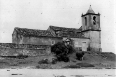 Igreja Nossa Senhora dos Remédios - Nessa época havia um cemiterio atras da igreja. Pode-se ver a entrada do cemitério simbolizada pela cruz.