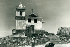 Igreja Nossa dos Remédios - à frente pessoa carregando cacimba