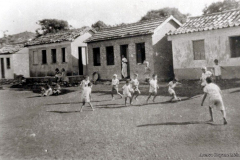 Crianças brincando na Av. Getúlio Vargas em frentes as residências de Davi, Seu Ayres e Cudo.