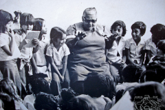 Dona Castorina contando história para as crianças