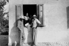 Casa de Quinca Peró - Esquina da subida da Praia Grande, em frente a rotatória. À esquerda, Jair Mirando, à Direita Biezinho e dentro de casa a filha de Quinca Peró.